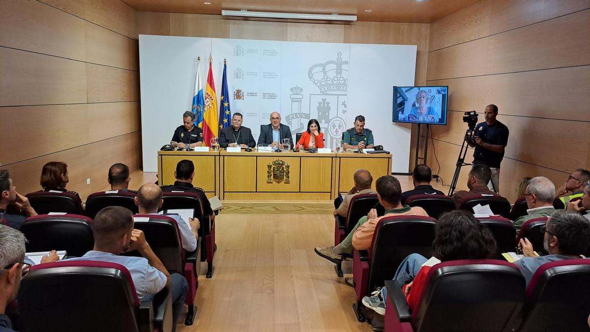 Cristobal Deniz, Anselmo Pestana y Carolina Darias en la Junta de Seguridad sobre la visita papal