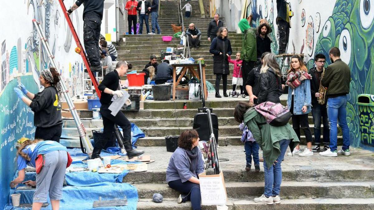 Las escaleras de Adelaida Muro, en proceso de pintado.   | // C. PARDELLAS