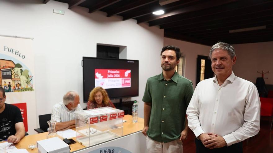 VÍDEO: Los candidatos a las primarias del PSOE, Sergio Llera y Enrique Rodríguez Nuño, abren las votaciones en la Casa del Pueblo