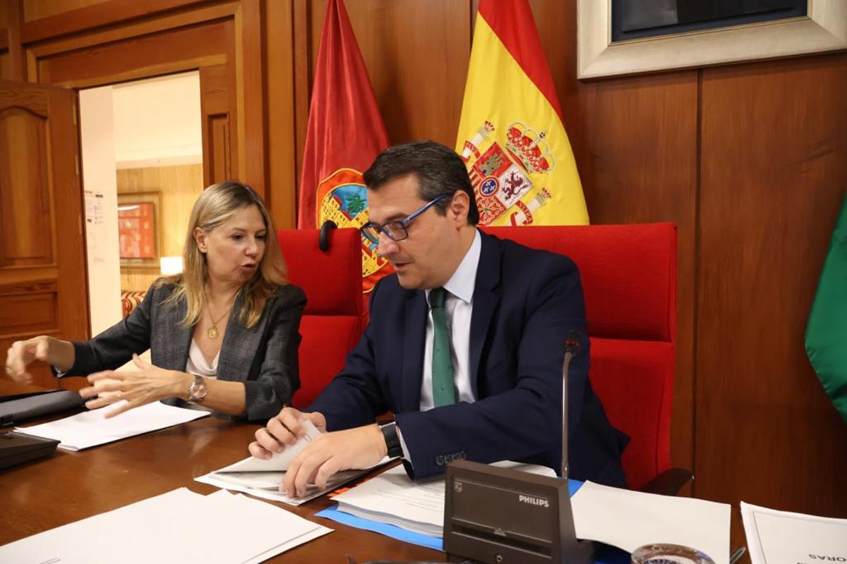 El alcalde, José María Bellido, habla con la interventora durante el pleno.