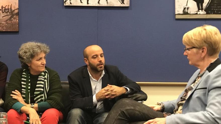 Luís Villares y Lidia Senra en diciembre de 2017 en una reunión con el grupo confederal de la Izquierda Unitaria en el Parlamento Europeo