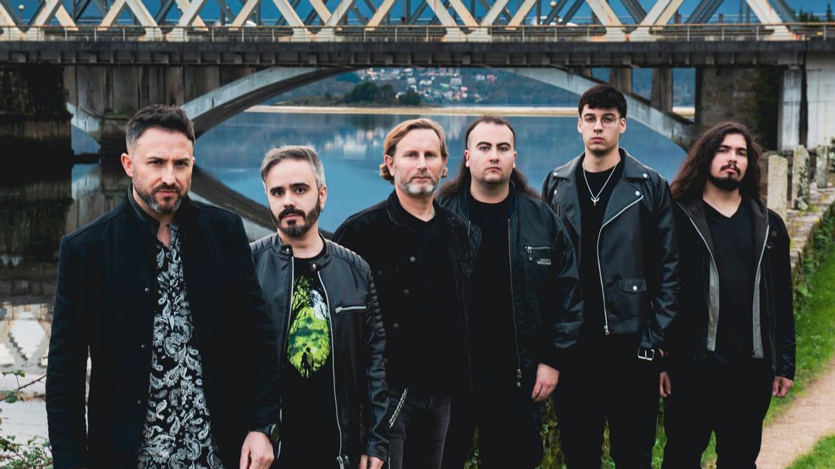 Os seis itegrantes da banda de heavy metal Talesien da Laracha.