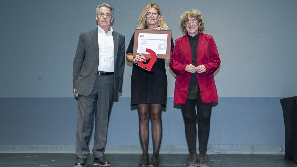La directora de l'Àmbit de la Dependència de Sant Andreu Salut, Dolors Fitó, recull el premi ACRA a la sostenibilitat