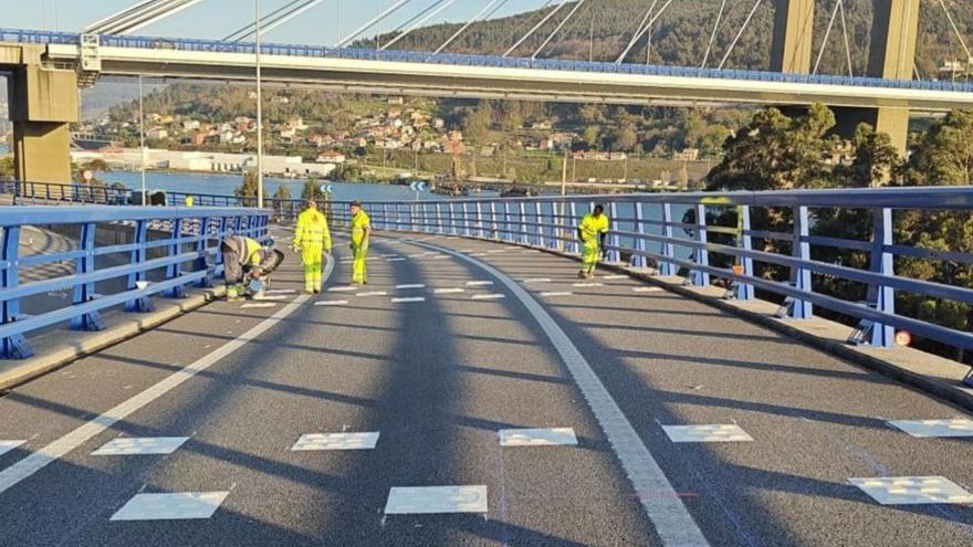 Colocan bandas de alerta en el vial directo de la Autovía a la AP-9 para frenar los accidentes