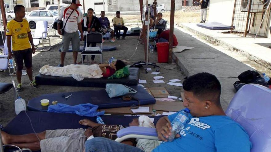 Heridos en el seísmo, atendidos en plena calle.