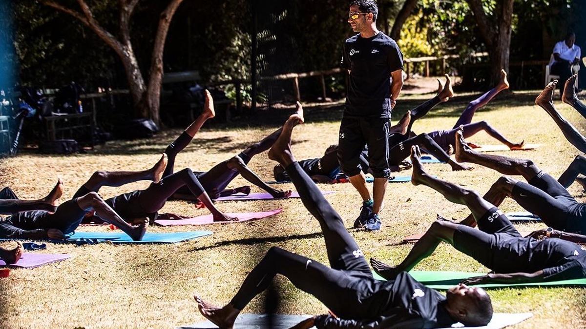 El preparador español Marc Roig dirige un entrenamiento en el 'training camp' de Kaptagat en Kenia.