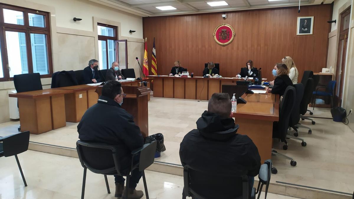 Los dos acusados, hoy durante la vista celebrada en la Audiencia de Palma