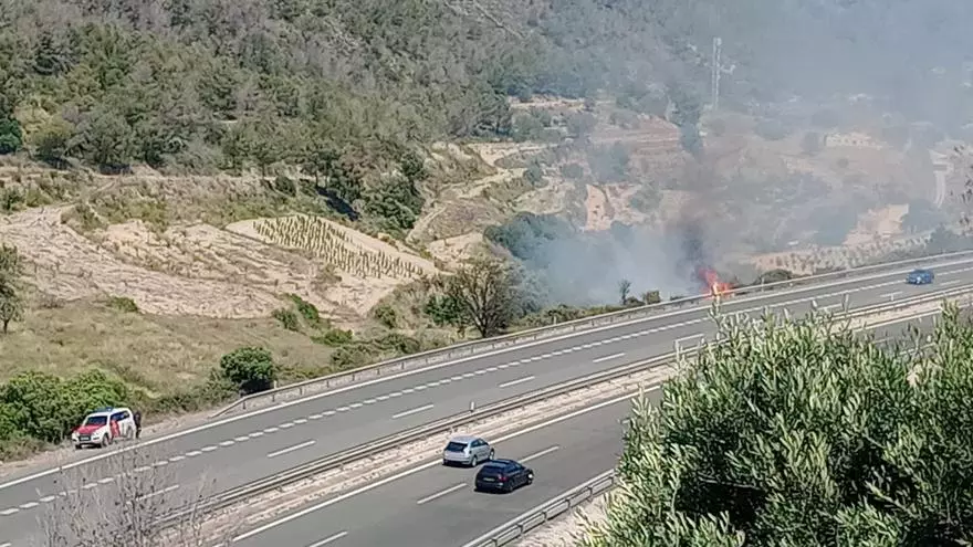 Así ha sido la extinción del incendio junto a la AP-7 y en el linde de Benissa y Calp