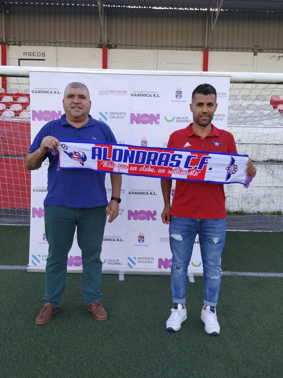 Luis Guimeráns, presidente del Alondras, con el técnico José Tizón.