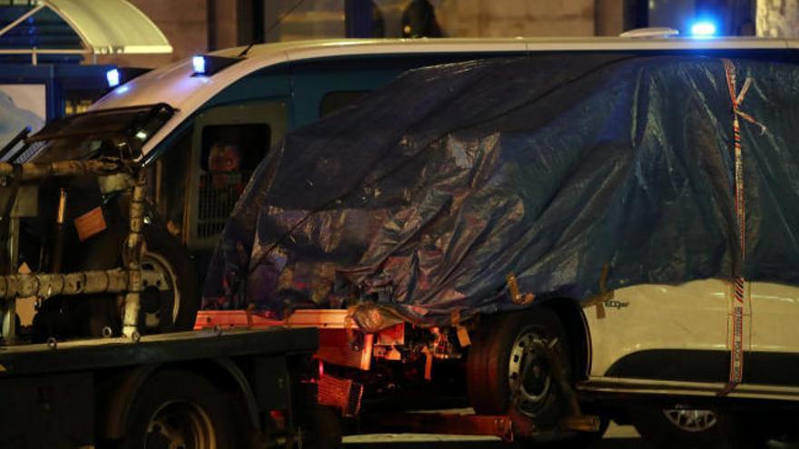 La policía científica investiga la furgoneta del atropello de las Ramblas