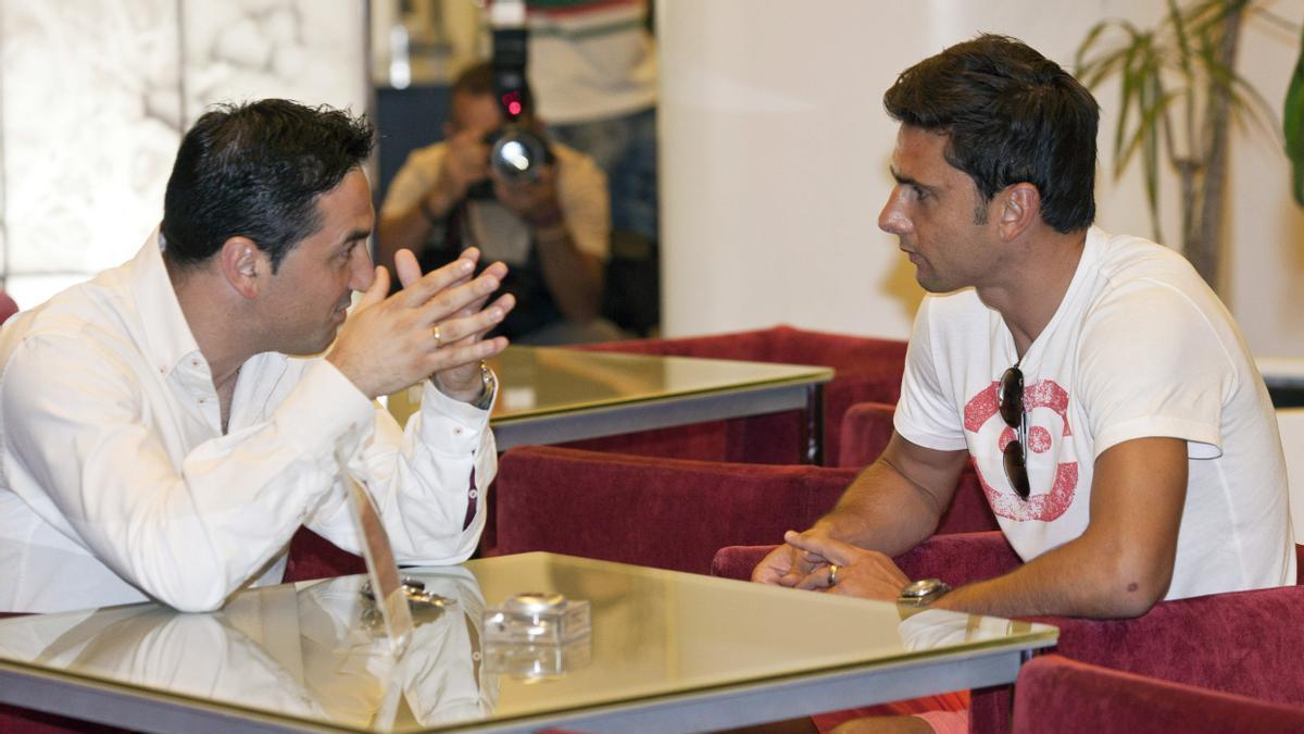 Braulio Vázquez conversa con Elder Postiga durante su etapa en el Valencia CF