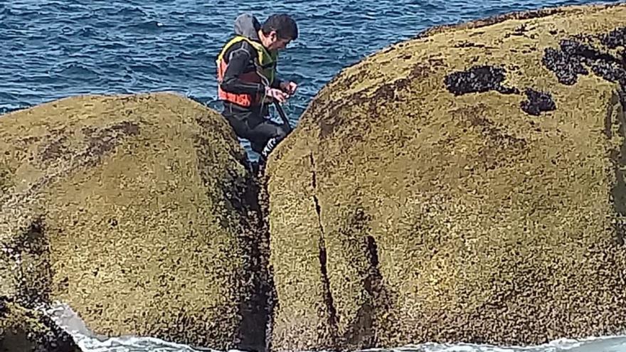 Un percebeiro en las rocas de aguas grovenses.   // FARO