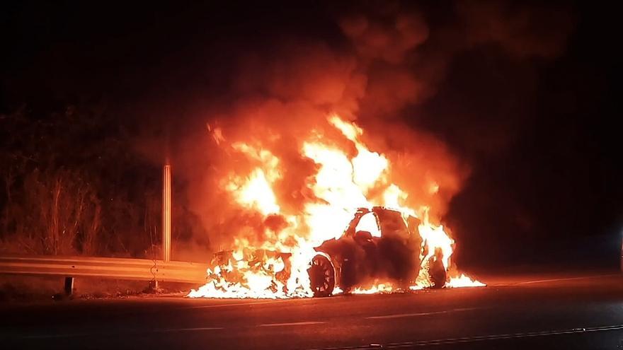 Espectacular incendi d&#039;un cotxe a Ventalló