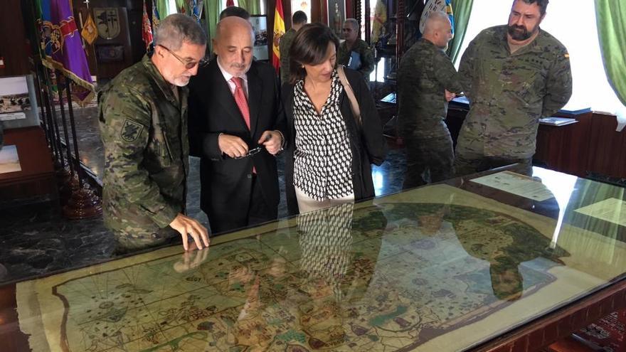 Javier Losada y Maica Larriba junto al general Antonio Romero.