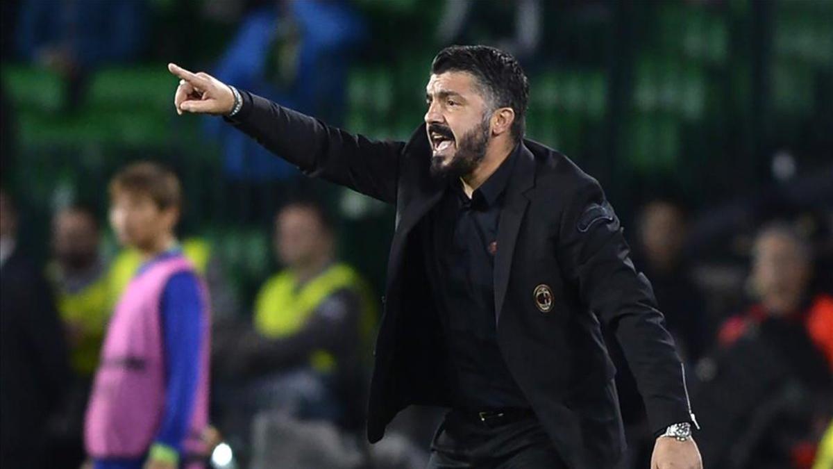 Genaro Gattuso en el banquillo dirigiendo al Milan