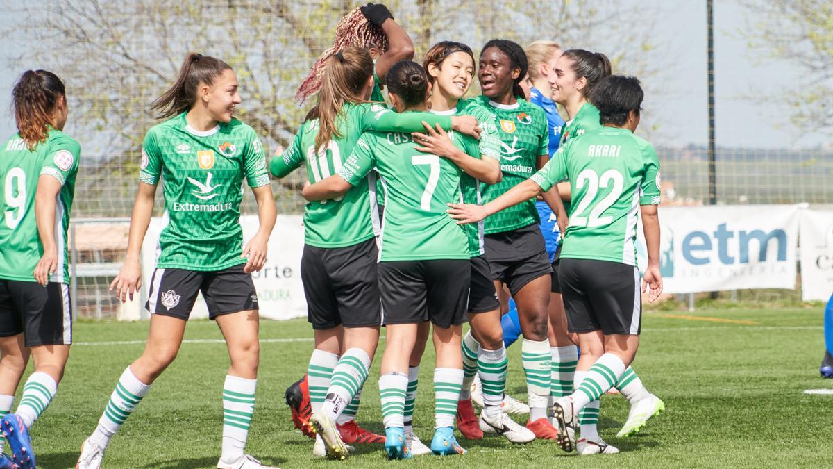 Las jugadoras del Cacereño Femenino celebran uno de los goles al Betis B.