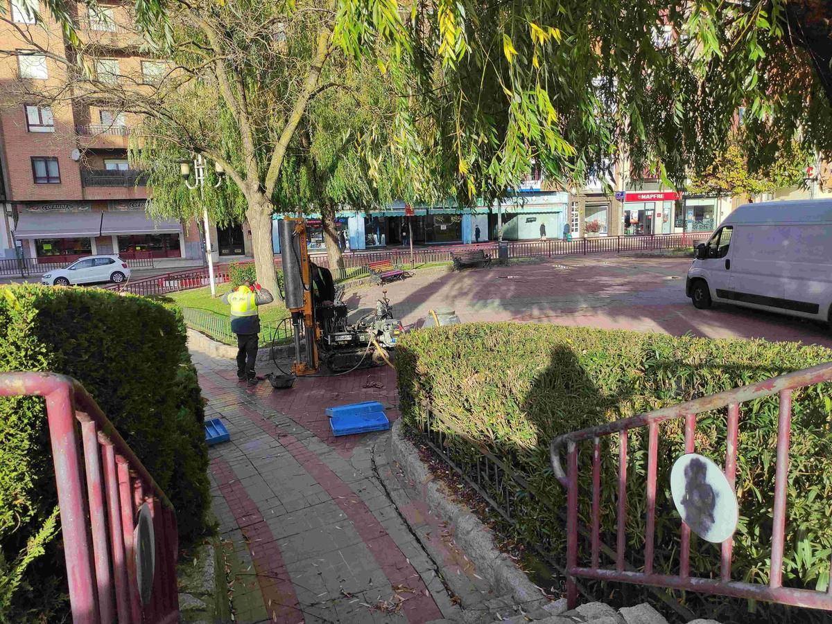 Un operario preparando la maquinaria para los trabajos topográficos.