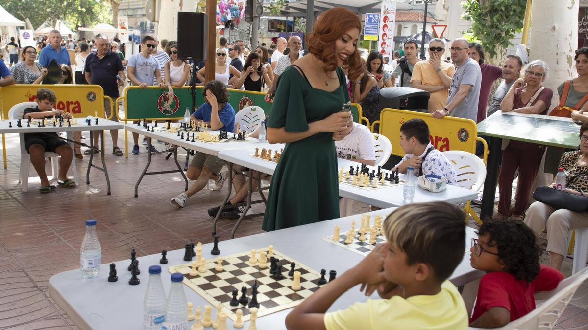 Maria Rodrigo, como Gambito de Dama, con algunos participantes en la partida simultánea de la Fira.