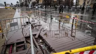 FOTOS | El temporal Harry engulle la arena de las playas de Barcelona y deja las duchas desfalcadas