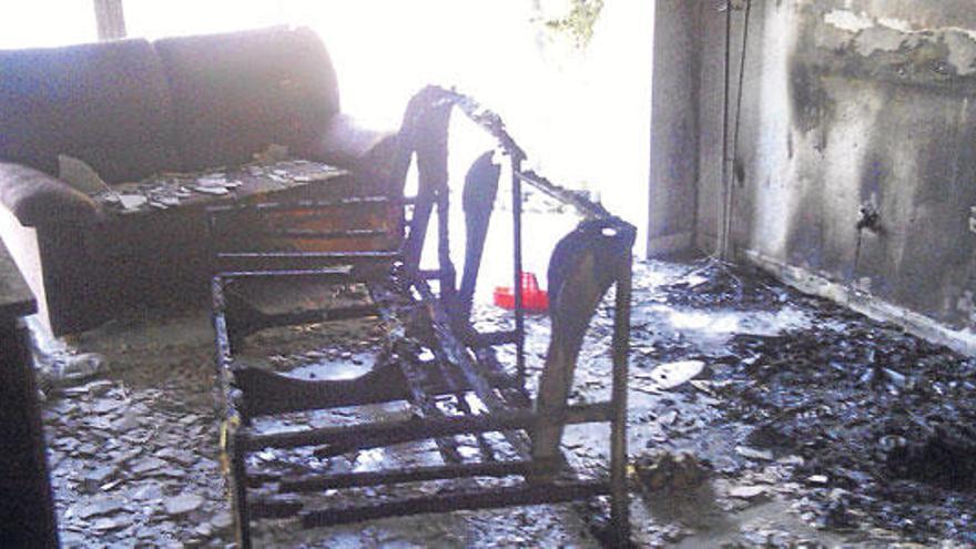 Una mujer intoxicada en el incendio que destruyó su piso en Alcúdia