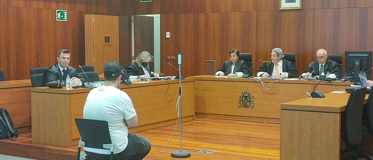 El acusado, tras mostrar su conformidad con el acuerdo, este jueves, en la Audiencia de Zaragoza.