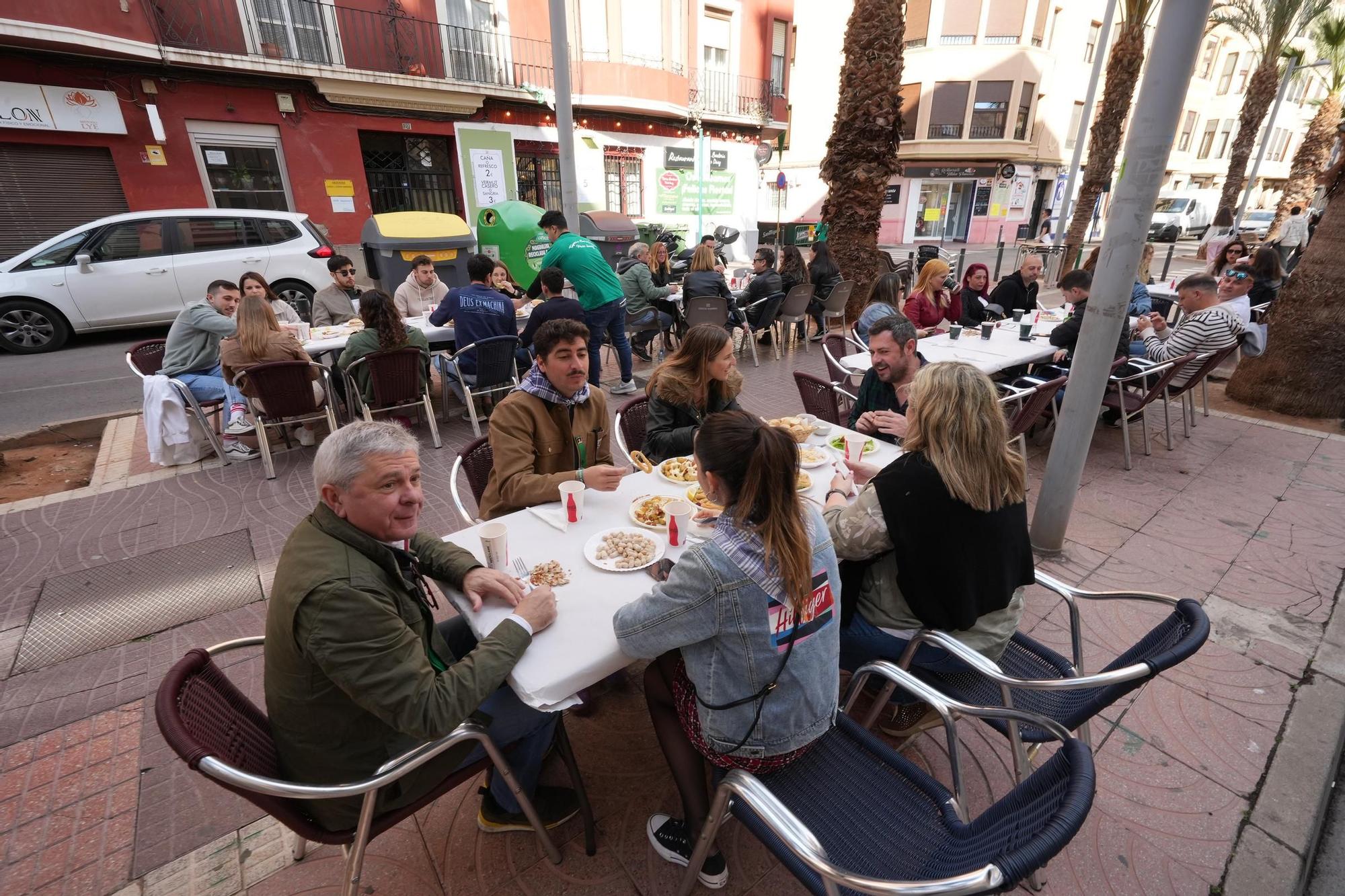 Los castellonenses almuerzan antes de la primera mascletà