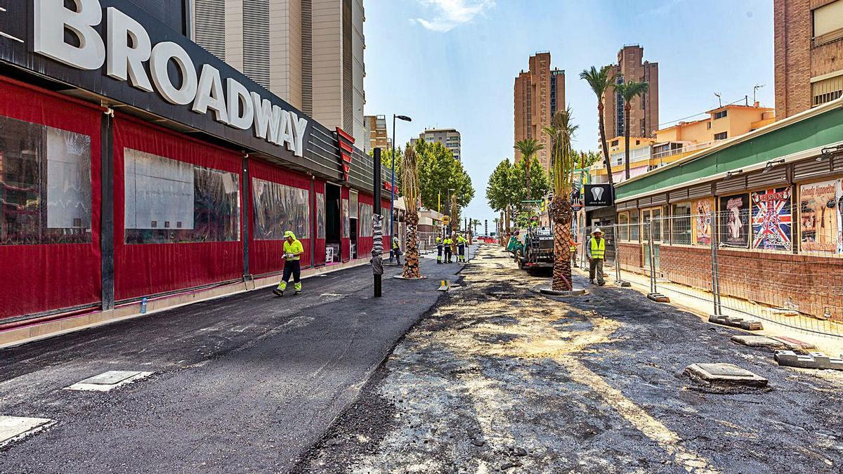 La zona inglesa de Benidorm sigue «en alto» con la llegada de los primeros turistas residenciales