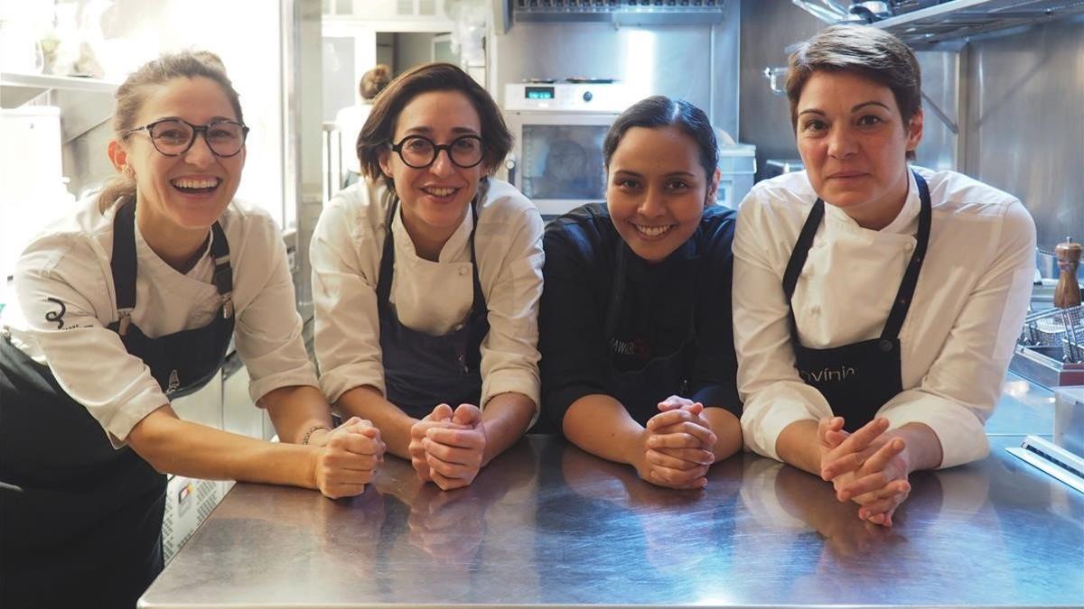 Carlota Claver (La Gormanda), con las 'gormandas invitadas' Laura Veraguas (Iradier), Laila Bazahm (Hawker 45) y Ariadna Julian (Monvínic).