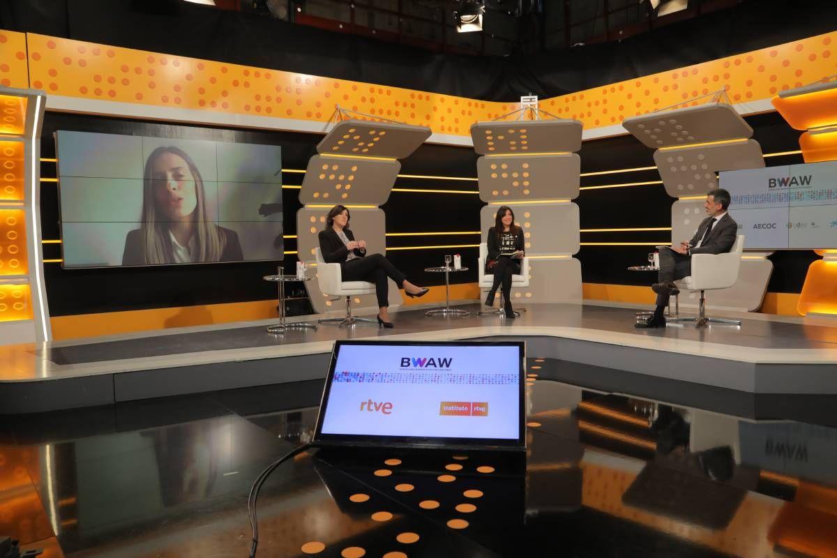 Panel "Alta dirección femenina en el sector energético": Francesc Ribera (moderador), Esther Izquierdo, Elena Carretero y Martina Tomé Iglesia