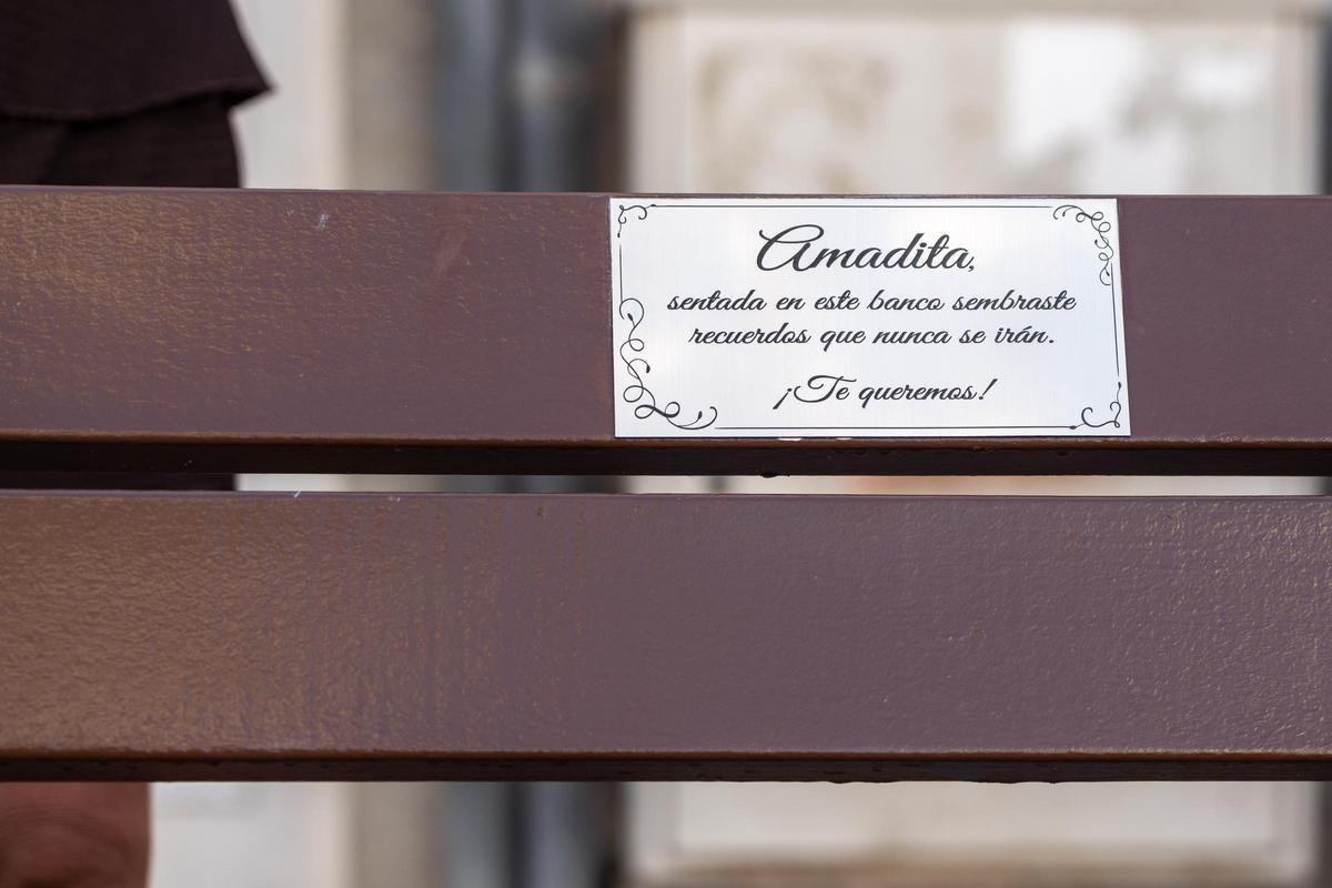 Placa en el banco de Amadita.