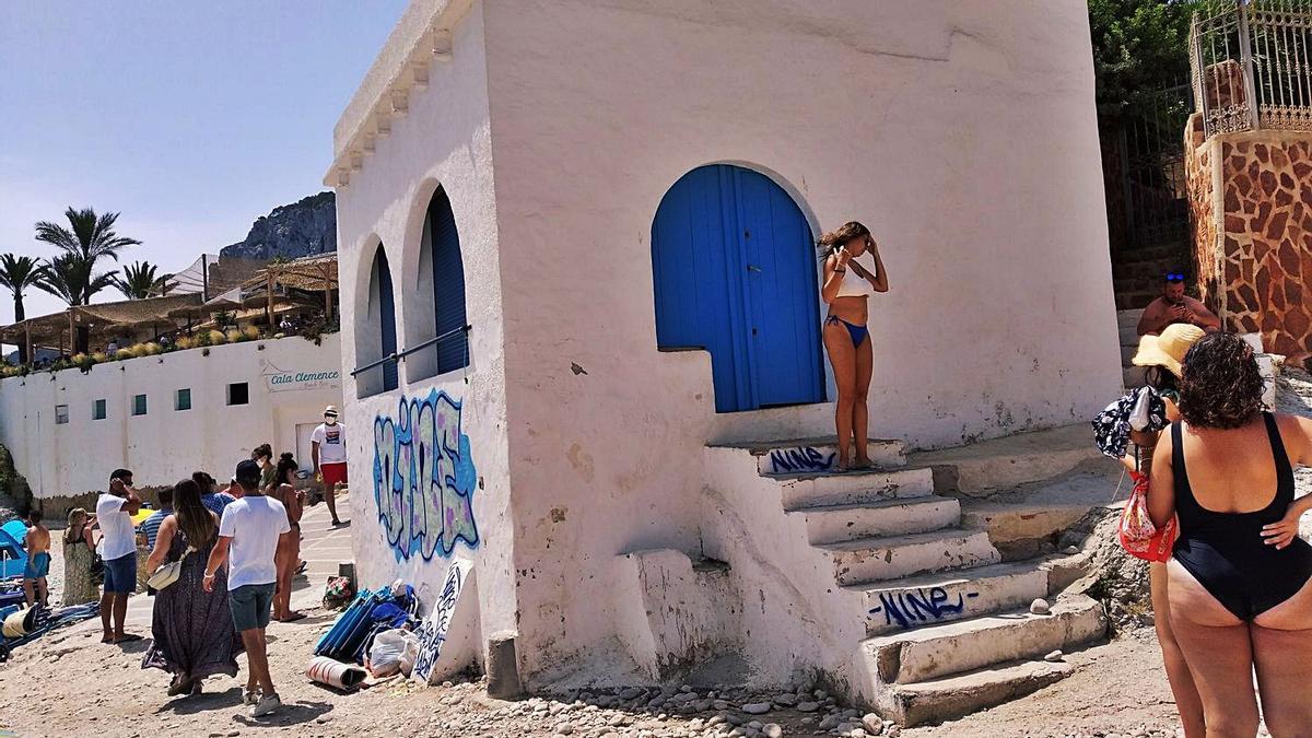 La icónica barraca de la puerta azul del Portitxol, cubierta de pintadas.