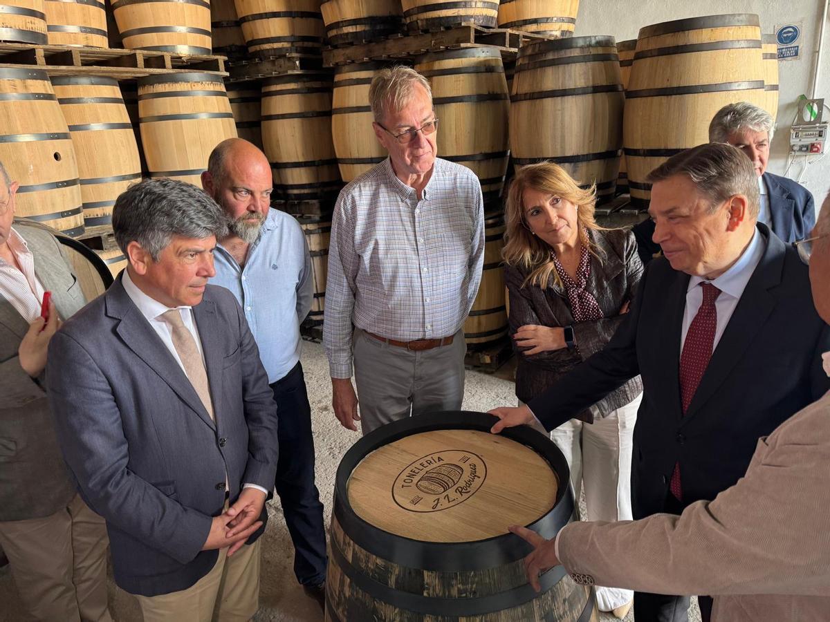 El ministro, con la subdelegada del Gobierno, el alcalde y responsables de la empresa, en su visita a la tonelería José Luis Rodríguez.