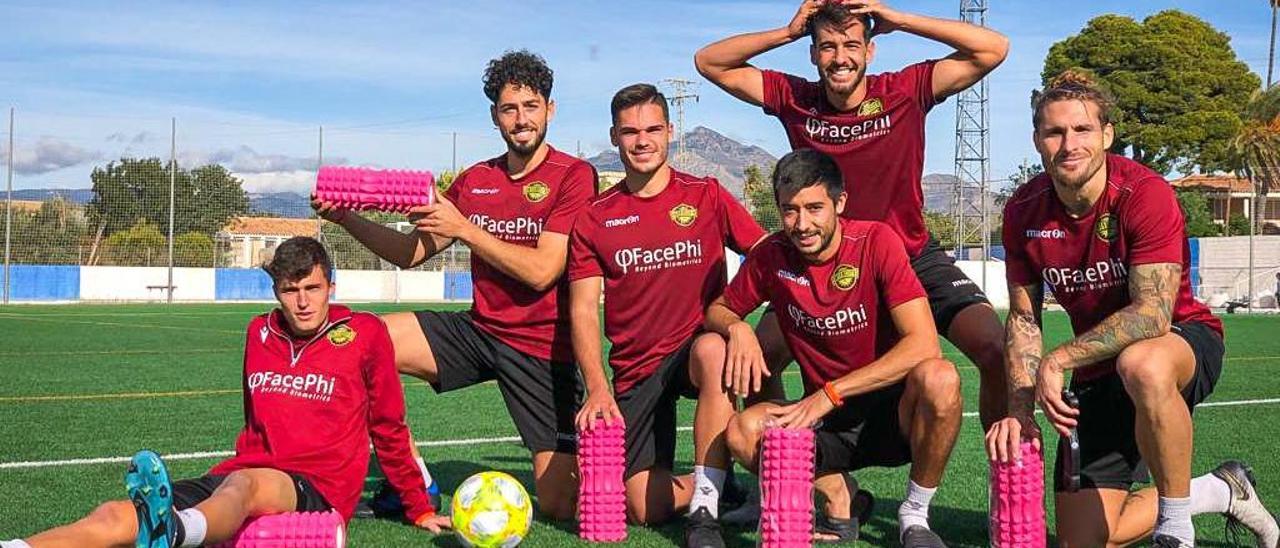 Paco Candela, segundo por la izquierda, junto a varios jugadores del Intercity, ayer sobre el césped del Polideportivo de Sant Joan.