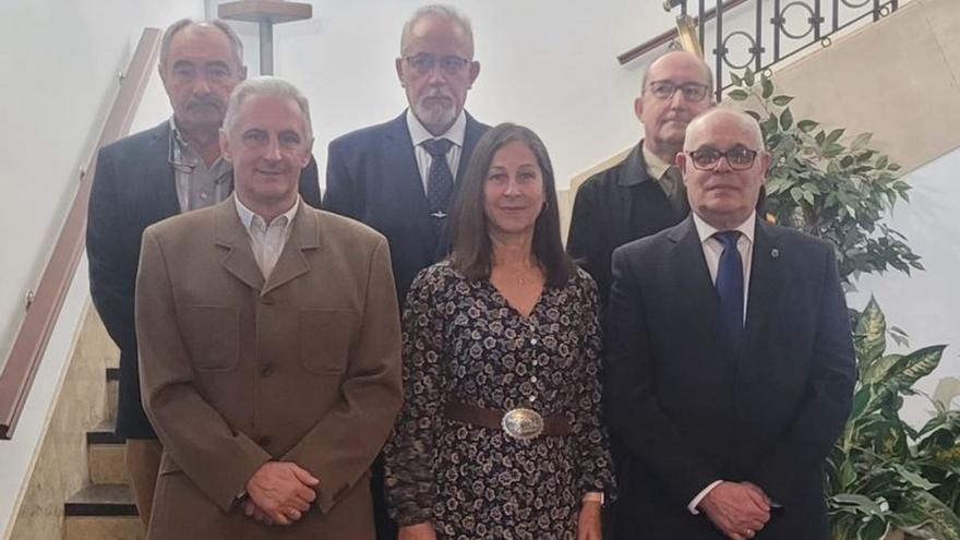 Delante, de izquierda a derecha, Fermín Olay, Esmeralda Nuño y Ángel Albarracín. Detrás, Cesáreo Suárez, Juan Villalba y Jesús Pina, en la Delegación de Defensa, en Oviedo. | F. DELGADO