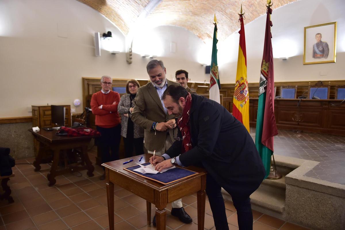 Firma de convenios con asociaciones de Plasencia, que recibirán del ayuntamiento casi un millón de euros.