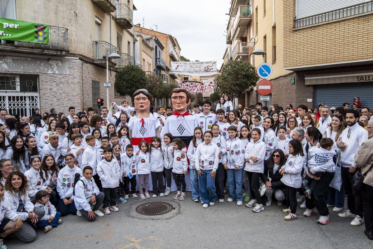 Imatges de l'estrena dels nous gegantons de l'Agrupació Sardanista de Súria, el Miquel i la Maria