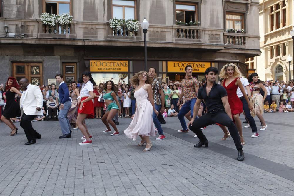 Los artistas del musical "Dirty dancing" hacen una exhibición en la calle en Gijón.