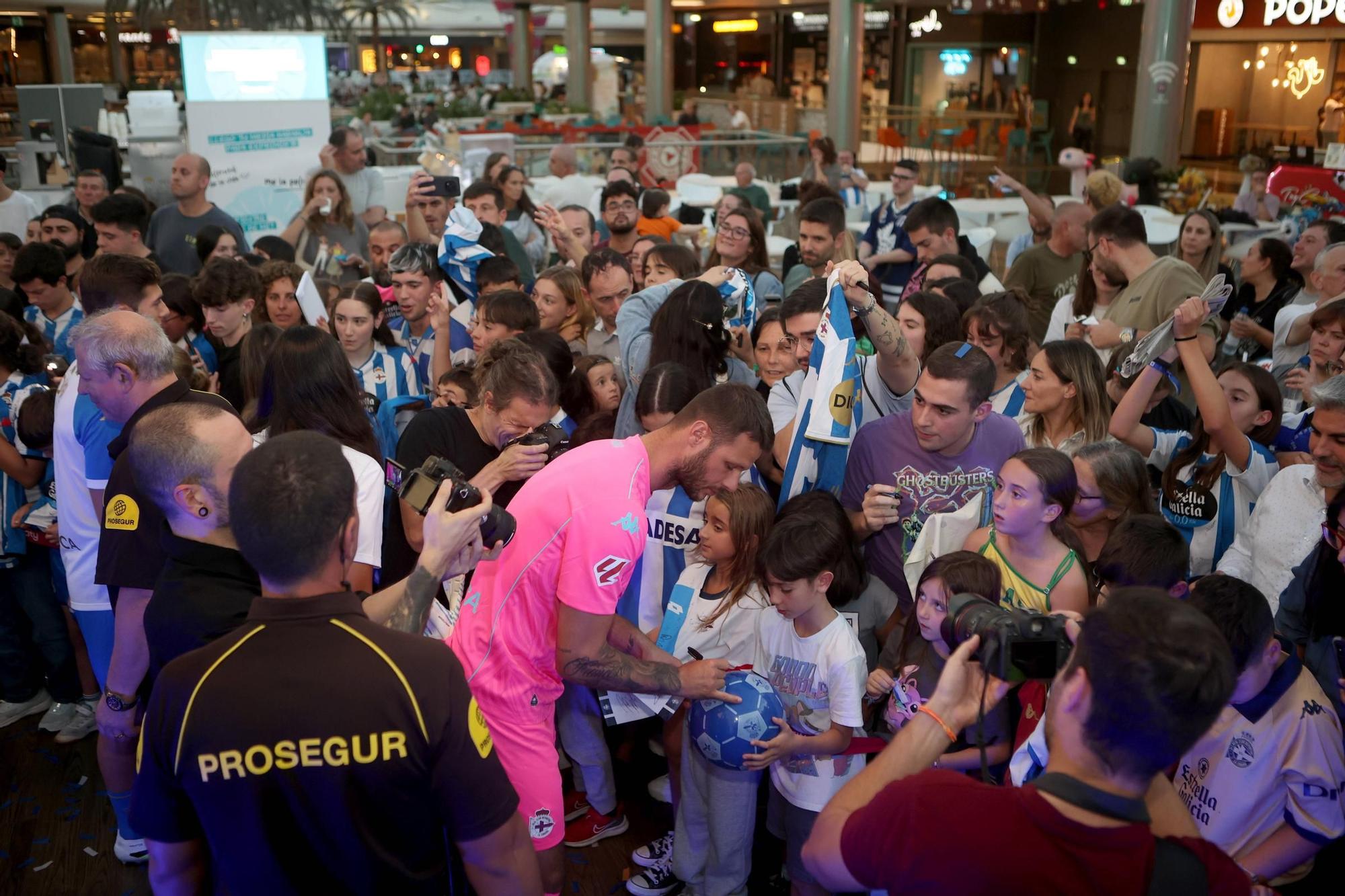 El Deportivo presenta en Marineda City sus equipaciones para la temporada 2025-2026