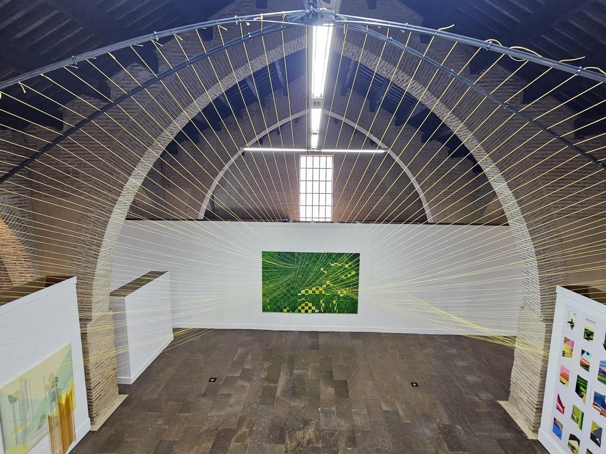 Imagen de la instalación que une pintura y textil de Mónica Jover en Las Ataranzanas
