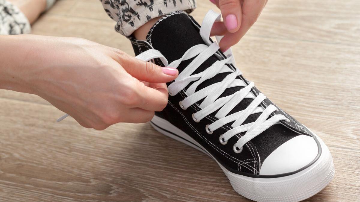 El truco de la sal en los zapatos que acaba con el mal olor en los pies