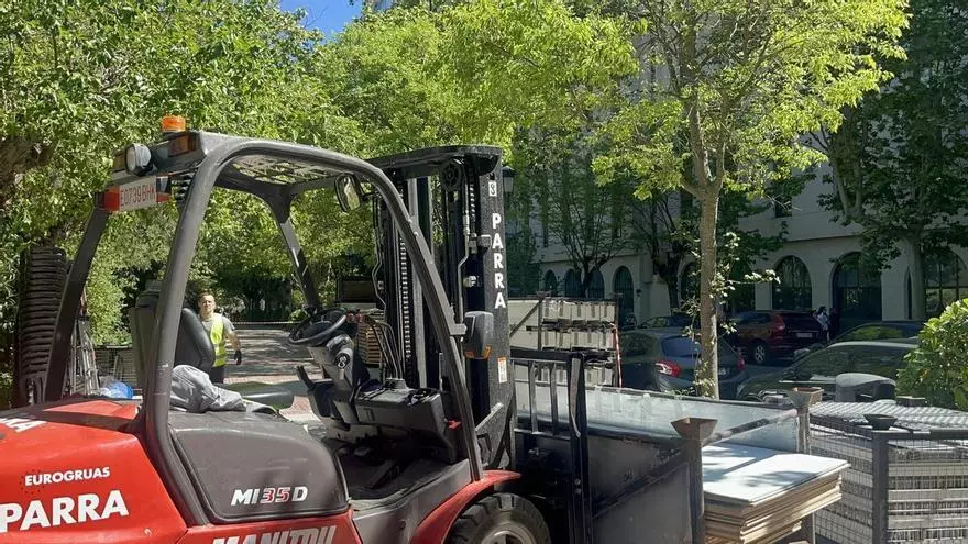 Vídeo | Arranca el montaje de casetas para la Feria del Libro de Cáceres