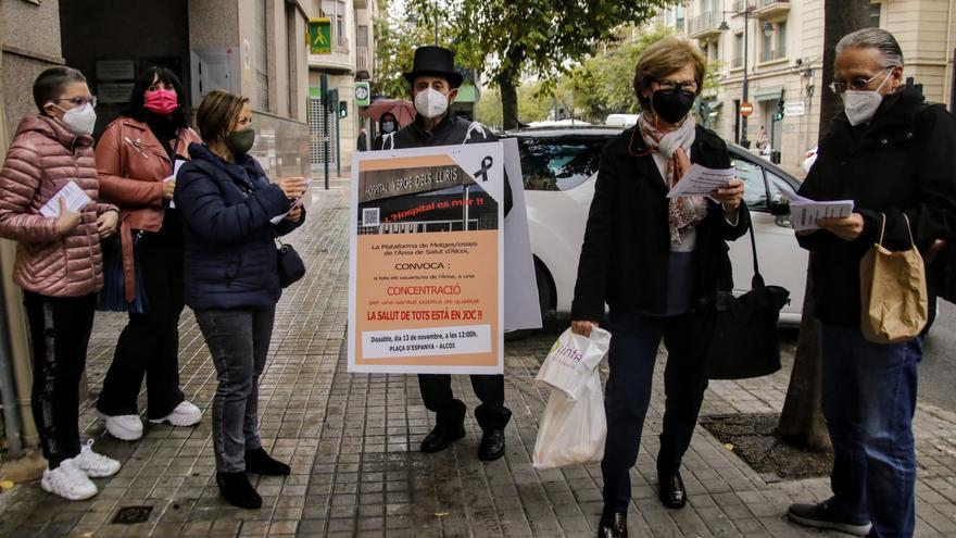 Miembros de diferentes colectivos informan de la manifestación en defensa del área de Salud de Alcoy