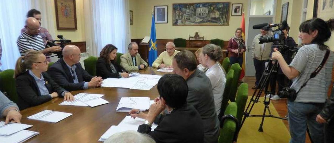 Grabación de una de las escenas de la película en el salón de plenos del Ayuntamiento de Allande, en mayo.