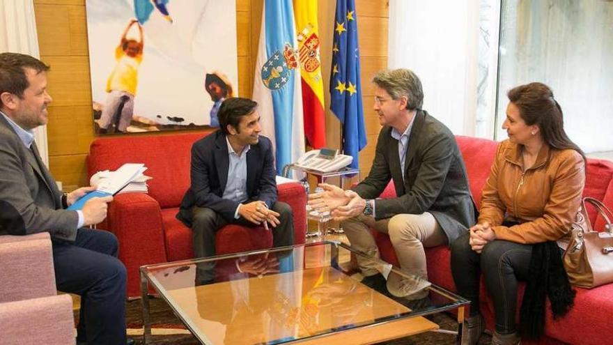 La reunión entre los responsables de la Consellería de Política Social y del Concello de O Grove. // FdV