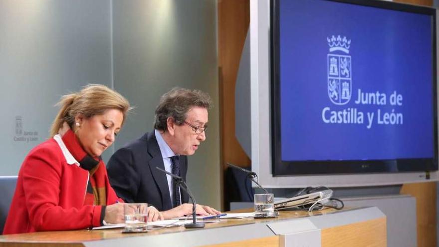 La vicepresidenta Rosa Valdeón, y el consejero de la Presidencia, José Antonio de Santiago-Juárez, en la rueda de prensa.