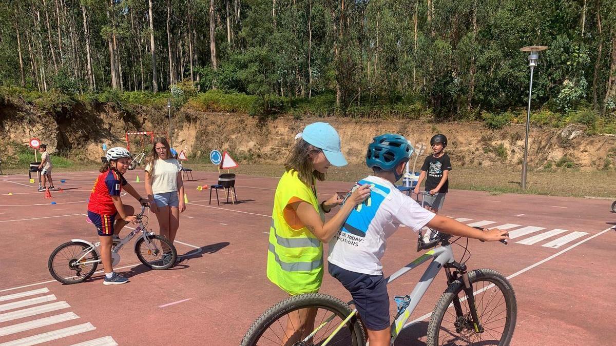 Un momento de la actividad de la Escola de Verán de Ribadumia.