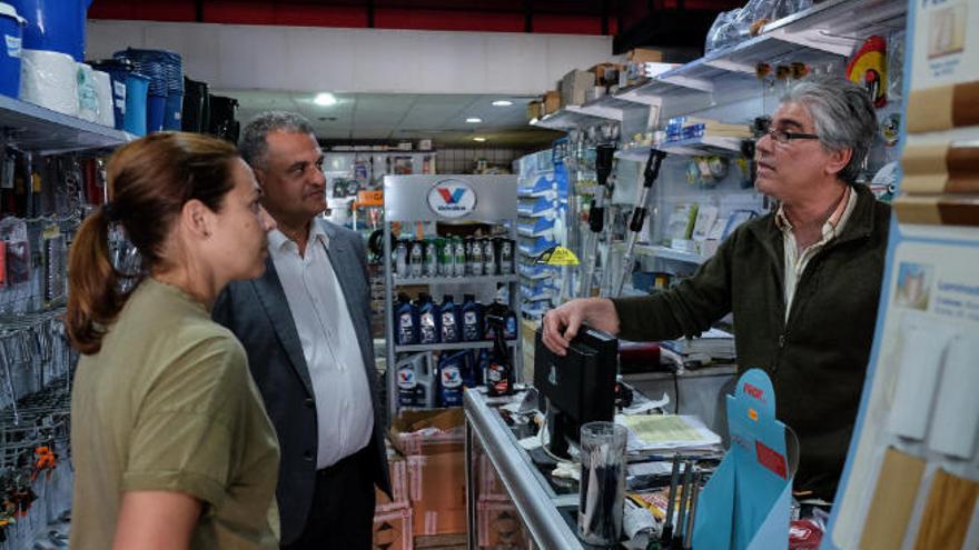 Díaz durante una visita a un comercio lagunero.