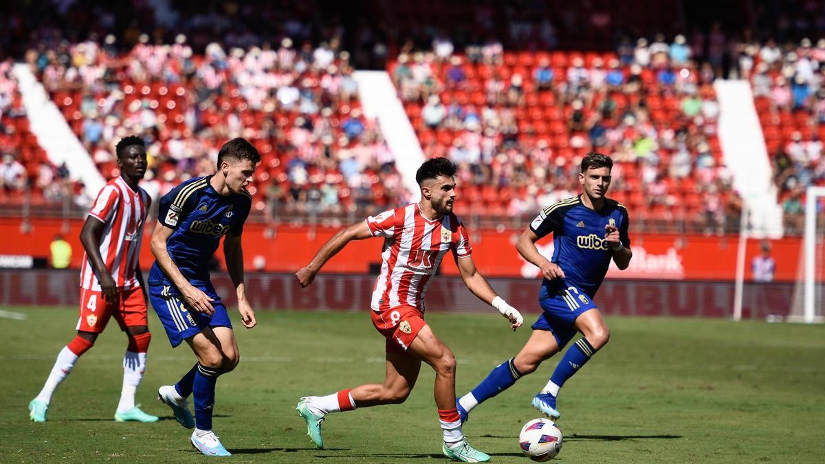 Arnau Puigmal controla el balón en un partido del Almería.