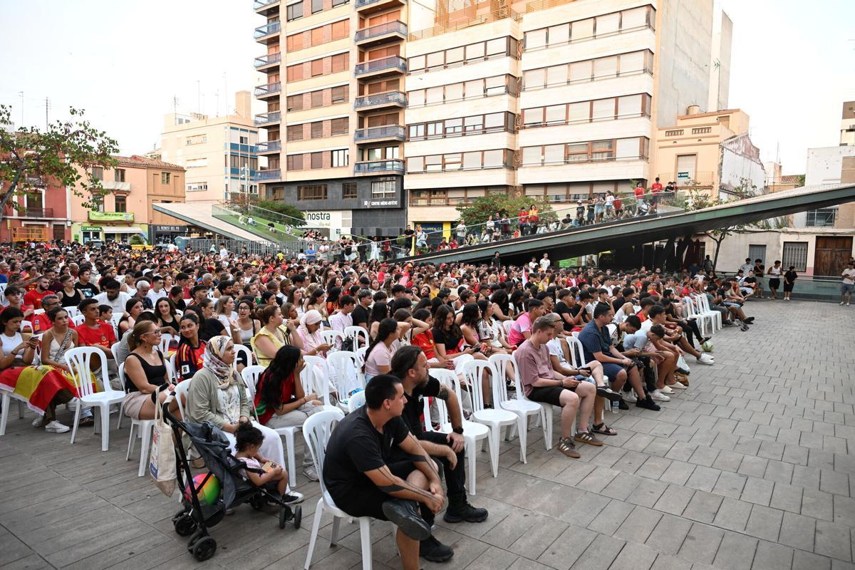 Centenares de aficionados se reúnen en la Plaça Major.