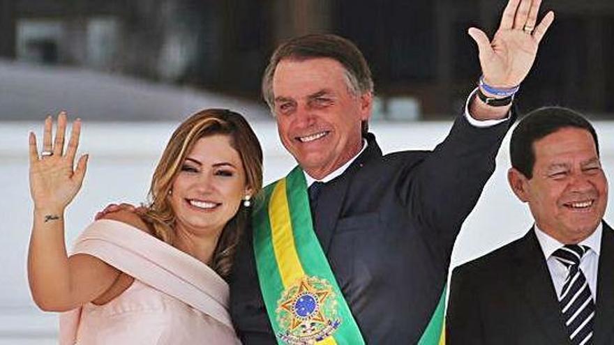 Jair Bolsonaro i la seva dona saluden els brasilers després de la cerimònia